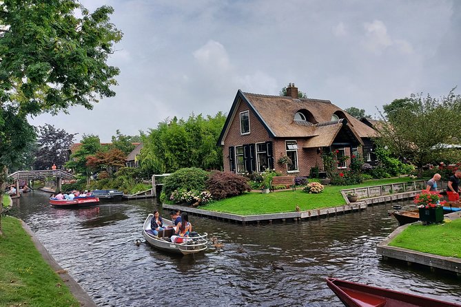 Small-Group Tour to Windmills & Giethoorn with boat tour - Giethoorn by canal boat and footpath