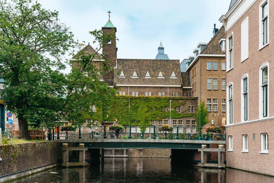 The Hague: Canal Cruise with music from local artists - Meeting the boat at Prinsessepark