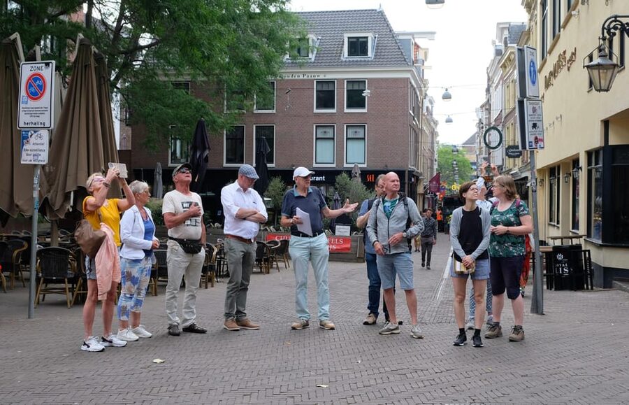 The Hague: Courtyard Walking Tour - Entering the first quiet hofjes