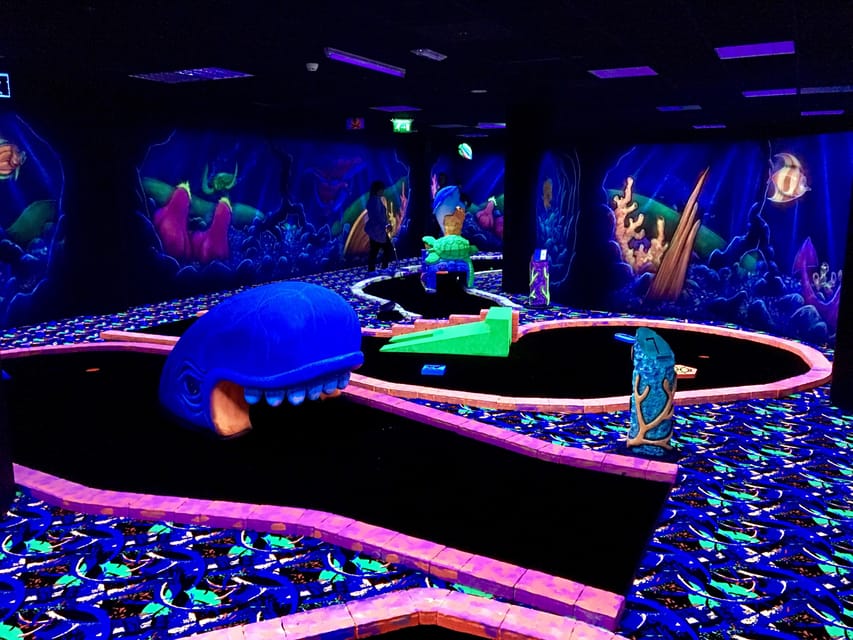 The Hague: Glowgolf Glow in the Dark Indoor Minigolf - A black-light course with a watery theme
