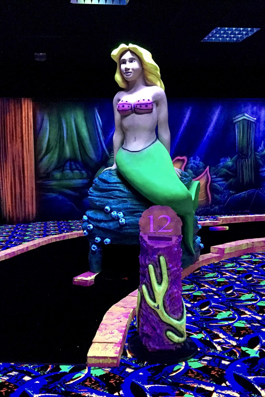 The Hague: Glowgolf Glow in the Dark Indoor Minigolf - Who will enjoy GlowGolf Scheveningen most?