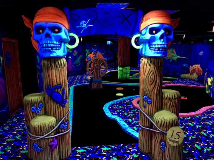 The Hague: Glowgolf Glow in the Dark Indoor Minigolf - What happens across the 18 holes
