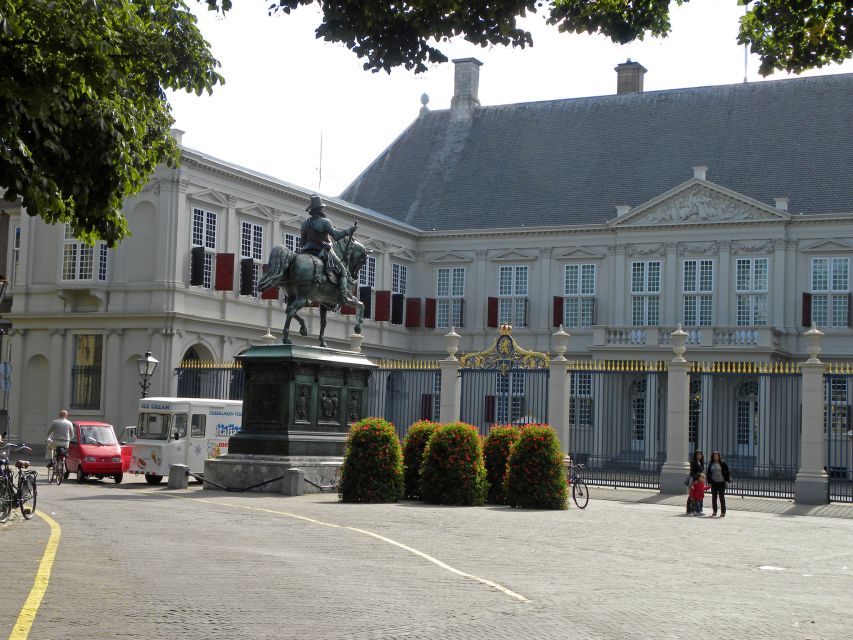 The Hague: Old City Private Walking Tour - What the guides add to the two hours