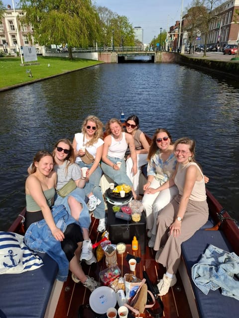 The Hague: Private Boattour up to 10 persons - Seeing The Hague from canal level