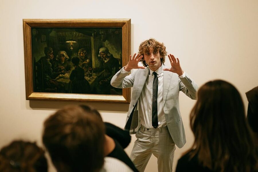 Tour in Spanish: Van Gogh Museum Private Tour - Meeting by the mirror cube
