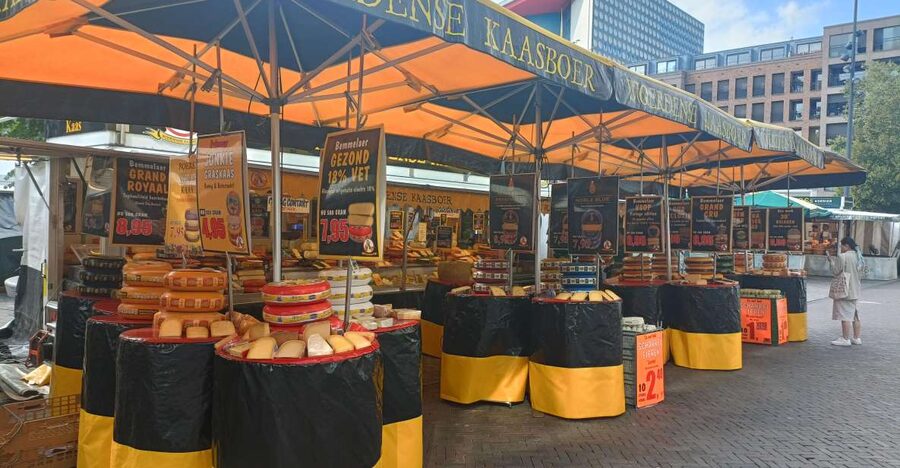 Utrecht - Food Tour: Try out 6 dutch bites - Choosing a snack at the FEBO wall