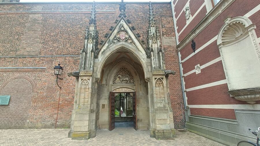Utrecht: Guided Highlights Walking Tour - Weather, walking, and access