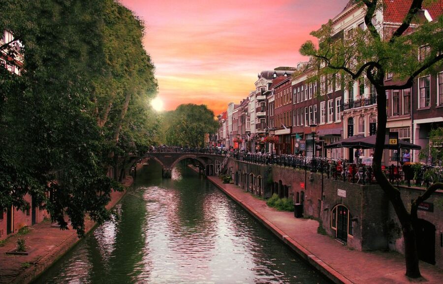 Utrecht: Guided Highlights Walking Tour - Canals with two levels of city life
