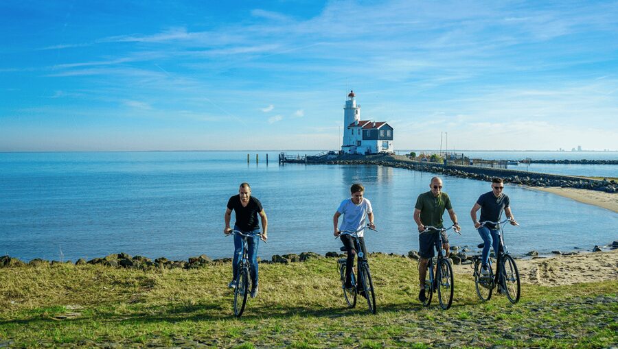 Volendam: Bike Rental including Highlights-Routes - Cross the 10-kilometer dike to Marken
