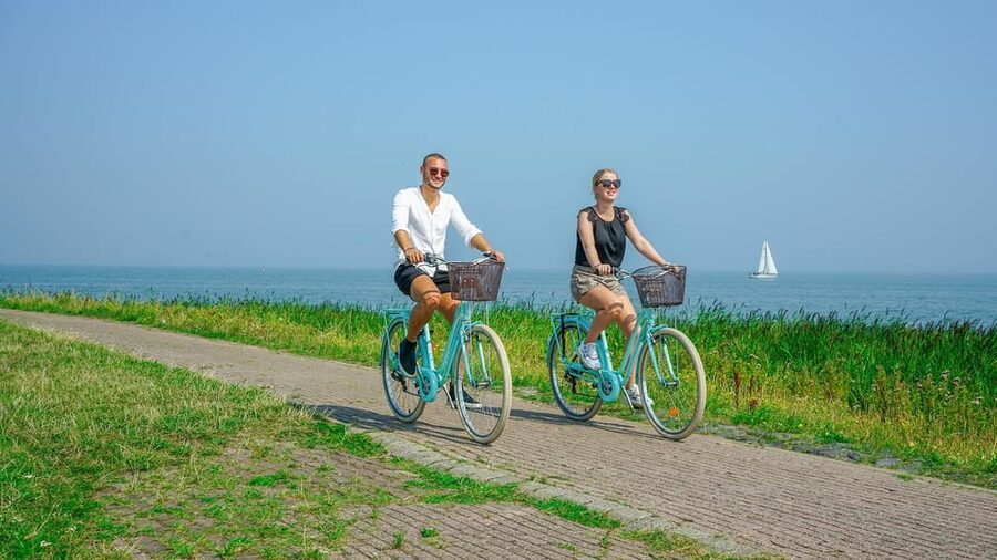Volendam: Bike Rental including Highlights-Routes - Compare Edam’s canals with Volendam’s harbor