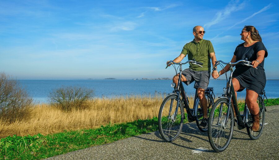 Volendam: Bike Rental including Highlights-Routes - Take the quiet route to Zuiderwoude and Broek in Waterland