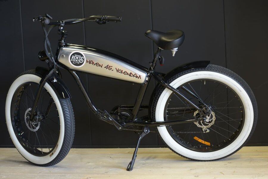 Volendam: E-Fatbike Rental - Why an electric fatbike works well here