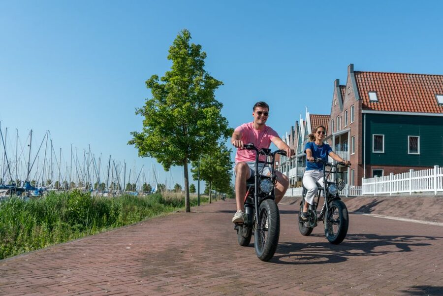 Volendam: E-Fatbike Rental - Crossing dikes beside the Gouwzee