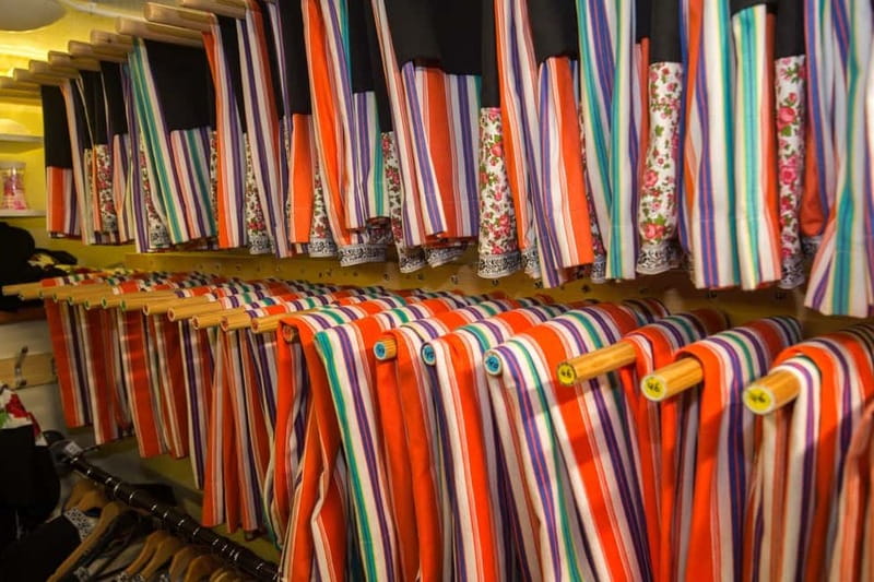 Volendam: Photo Opportunity in Traditional Dutch Costume - The photo session takes only a few minutes