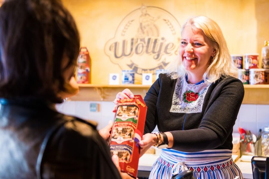 Volendam: Stroopwafel Experience with Tasting - The store: cookies first, explanations later