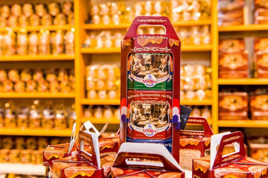 Volendam: Stroopwafel Experience with Tasting - Downstairs with the traditional baker