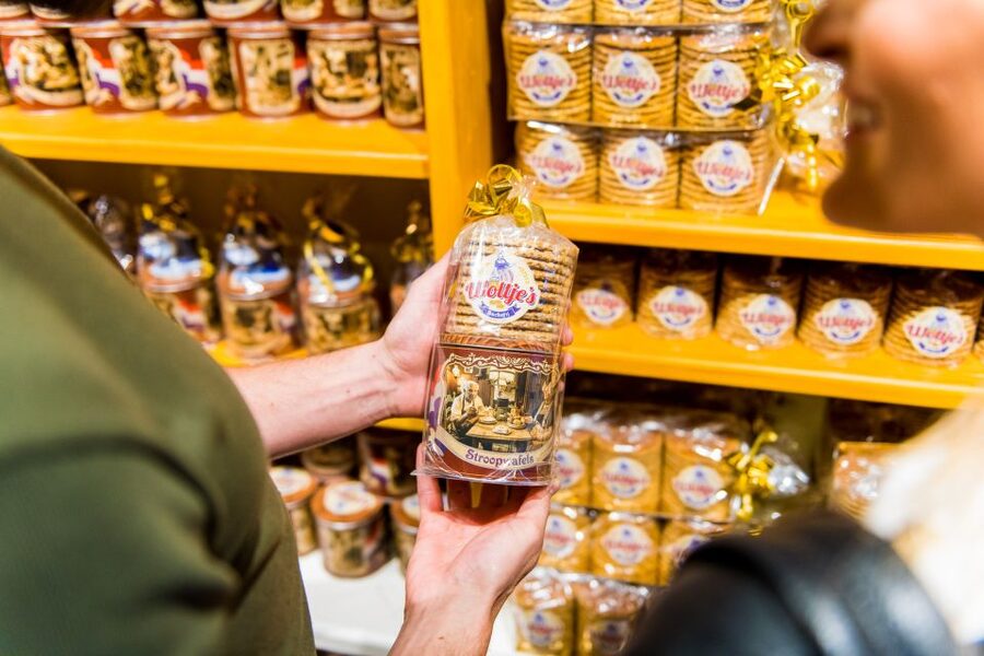 Volendam: Stroopwafel Experience with Tasting - Finding the bakery at Haven 98