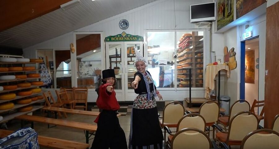 Volendam: Traditional Costume Photo with Cheese & Clog Tour - My booking advice