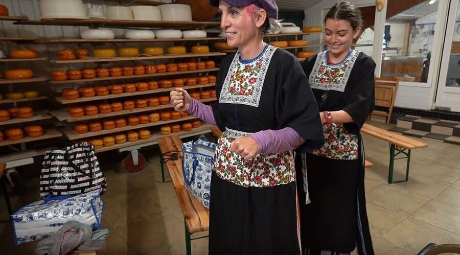 Volendam: Traditional Costume Photo with Cheese & Clog Tour - Learning how Gouda and Edam are made