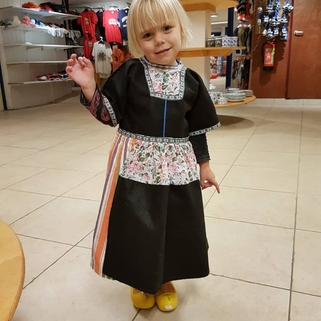 Volendam: Traditional Costume Photo with Cheese & Clog Tour - What the one-hour schedule really means