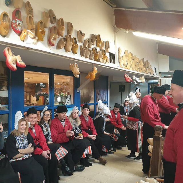 Volendam: Traditional Costume Photo with Cheese & Clog Tour - Who should book this experience?