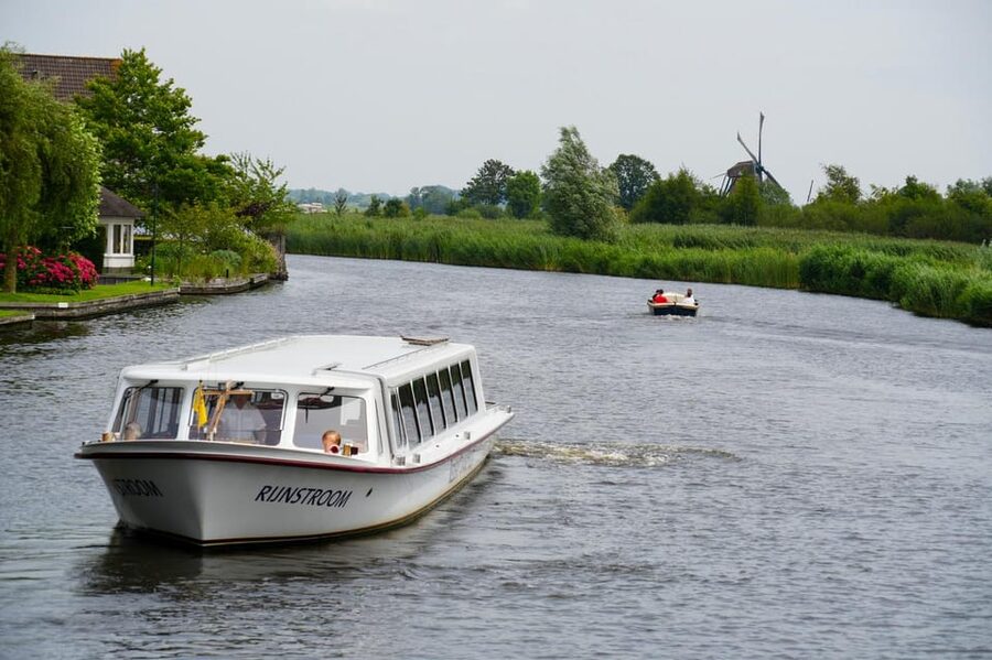 Warmond: Windmill Cruise and Keukenhof Entry Ticket - A calm start on the Kagerplassen