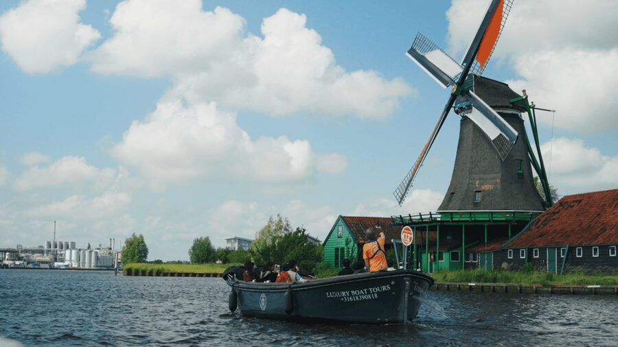 Zaanse Schans: Cruise UNESCO Windmills Village + Live Guide - Following the route from the main dock