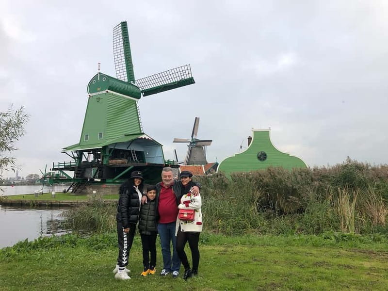 Zaanse Schans Windmills, Fishing Villages & Countryside - Volendam: colorful houses and a practical lunch stop